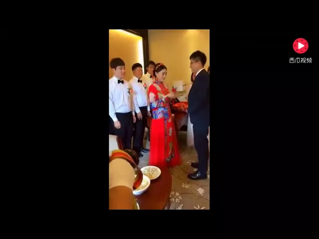 结婚闹完新娘闹伴娘,这就厉害了,伴郎直接把伴娘抱走